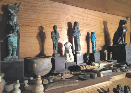 Photograph of the bronze cat in Jean-Pierre Léveilley’s collection cabinet. 