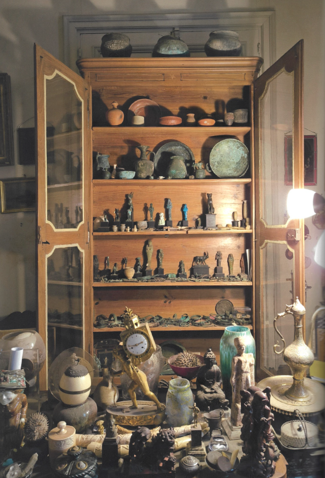 Photograph of the bronze cat in Jean-Pierre Léveilley’s collection cabinet. 