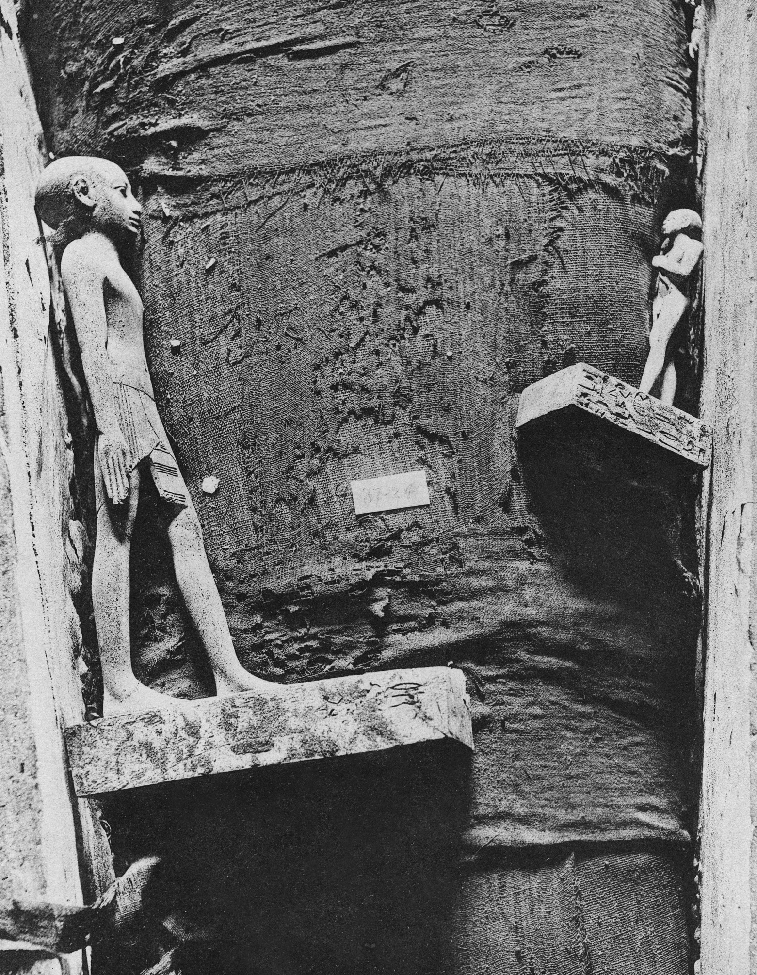 Excavation photo of statuettes of Amenemhab and Huwebenef. Image: Courtesy Metropolitan Museum of Art