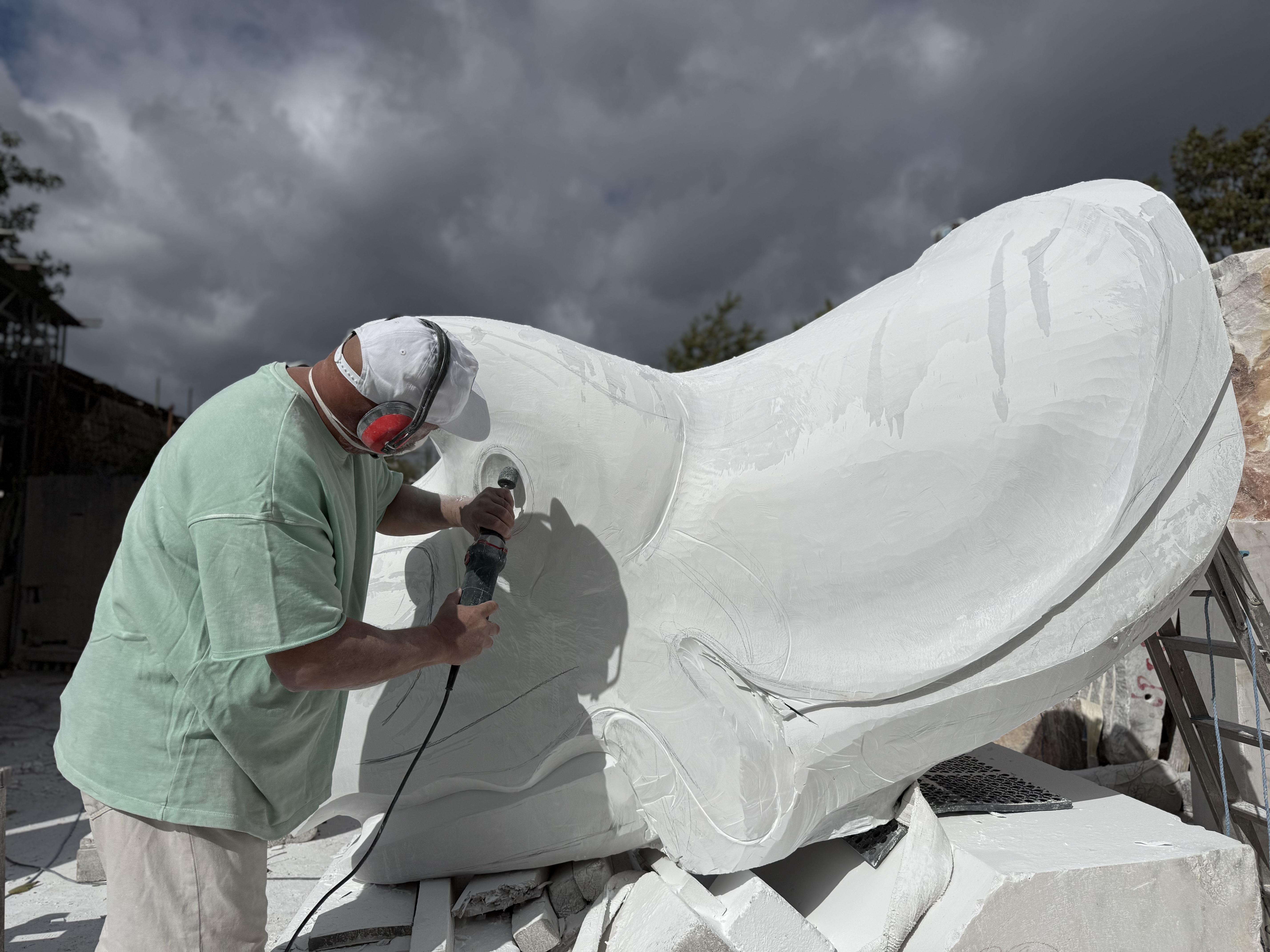Image of Paul Vanstone carving the Triceratops sculpture