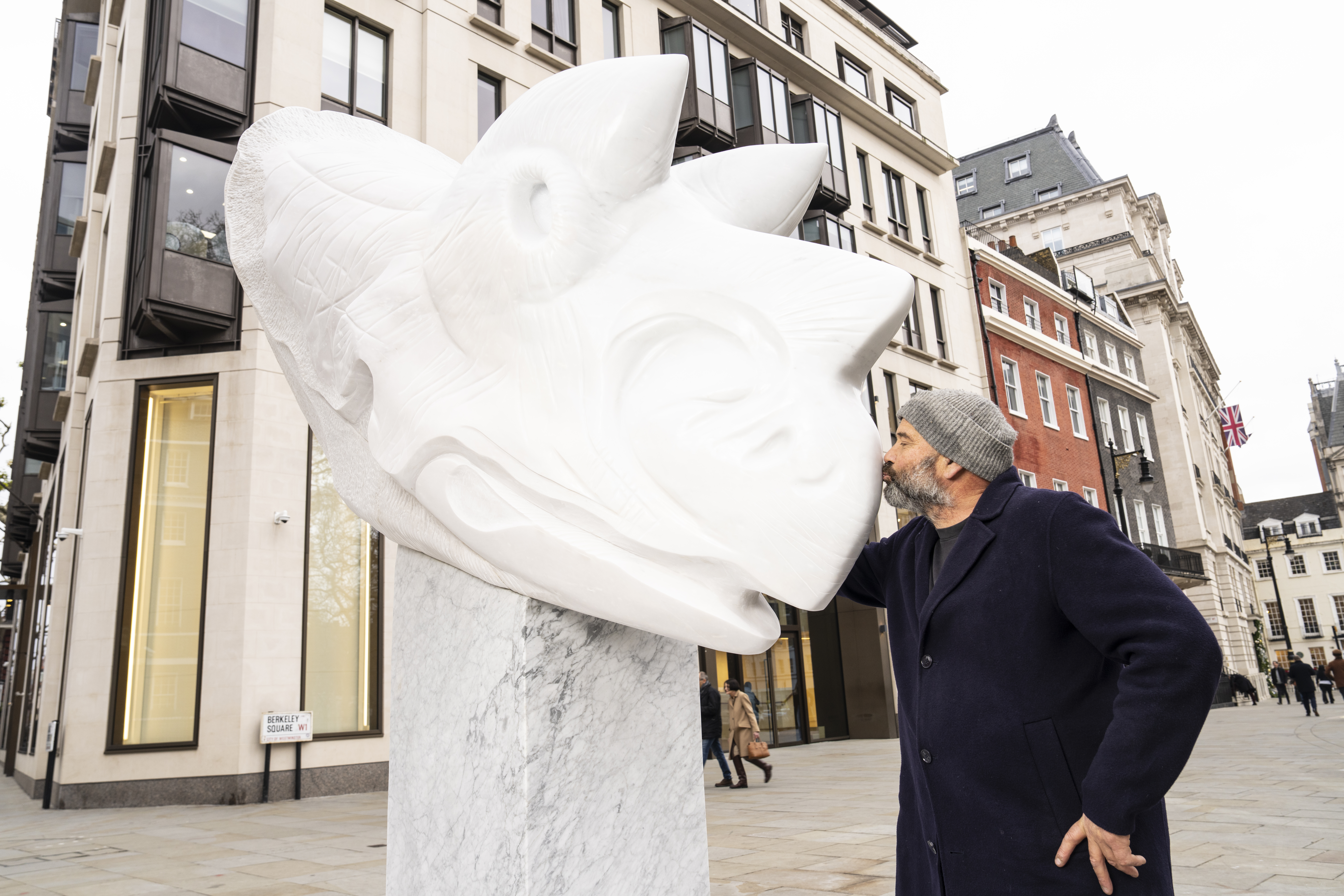 Image of Paul Vanstone kissing the Triceratops sculpture